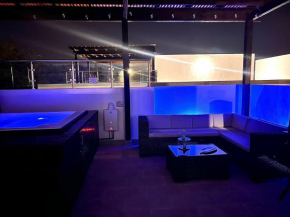 Outstanding Pent House w/Jacuzzi